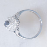 Anello a margherita navette in oro bianco 14K con zaffiro (1ct ca.) e diamanti (0.72ctw ca.), anni ‘70/‘80