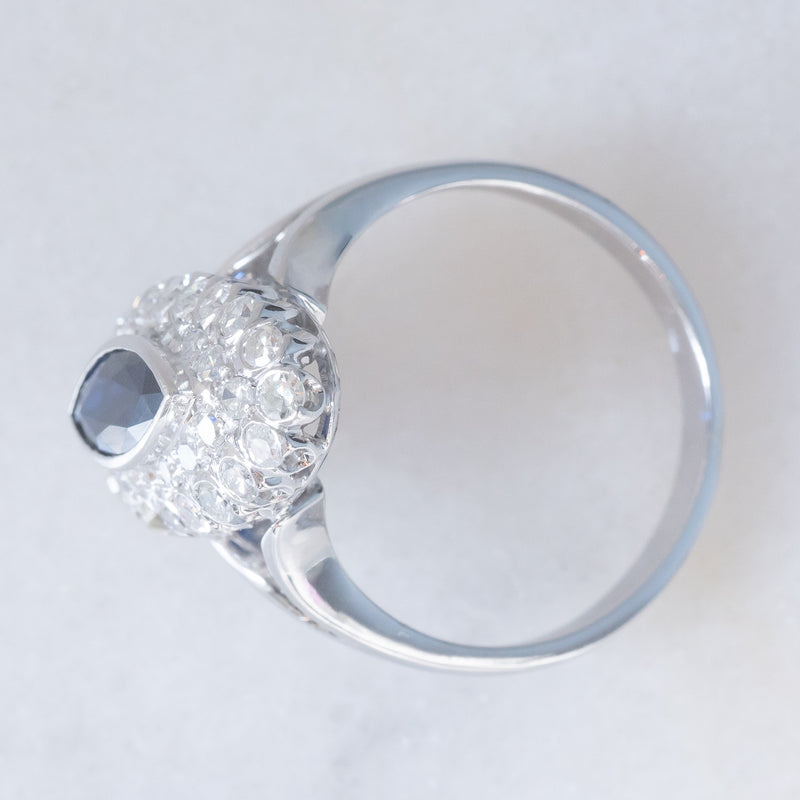 Anello a margherita navette in oro bianco 14K con zaffiro (1ct ca.) e diamanti (0.72ctw ca.), anni ‘70/‘80