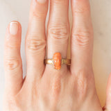 Anello vintage in oro giallo 8K con cammeo su corallo arancione rappresentante viso di donna, anni ‘40/‘50