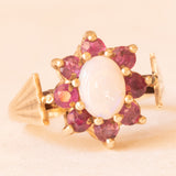 Vintage-Gänseblümchenring aus 9-karätigem Gelbgold mit Opal (ca. 0.30 ct) und synthetischen Rubinen (ca. 0.50 ctw), Jahr 1973–1974