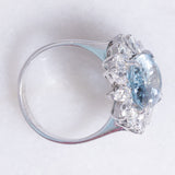 Anello a margherita vintage in oro bianco 8K con acquamarina (5.18ct ca.) e diamanti di taglio brillante e di taglio marquise (2.50ctw ca.), anni ‘70/‘80