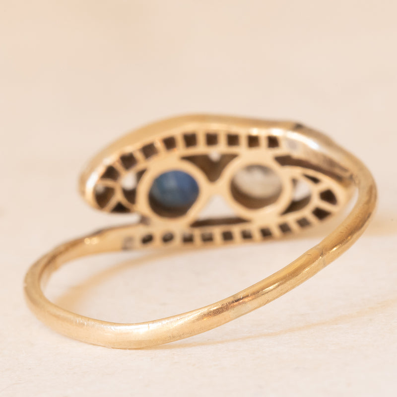 Toi et Moi Art Nouveau in oro giallo 14K e argento con zaffiro blu, pietra bianca imitazione di diamante e diamanti di taglio rosetta, anni ‘10/‘20