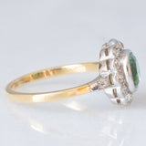 Anello a margherita antico in oro giallo 18K con tormalina verde (1ct ca.) e diamanti di taglio vecchia miniera (0.50ctw ca.), anni ‘20/‘30