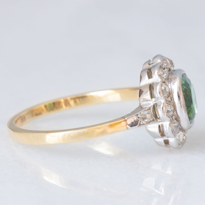 Anello a margherita antico in oro giallo 18K con tormalina verde (1ct ca.) e diamanti di taglio vecchia miniera (0.50ctw ca.), anni ‘20/‘30