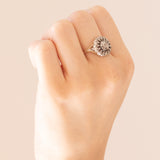 Antiker Gänseblümchenring aus 14 Karat Gelbgold und Silber mit zentralem Diamanten im Rose-Coroné-Schliff (ca. 0.60 ct) und seitlichen Diamanten im Rosettenschliff, Ende des 800./Anfang des 900. Jahrhunderts