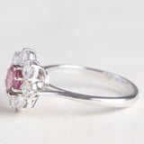 Vintage 18K white gold daisy ring with pink tourmaline (approx. 0.60ct) and brilliant cut diamonds (approx. 0.90ctw), 70s