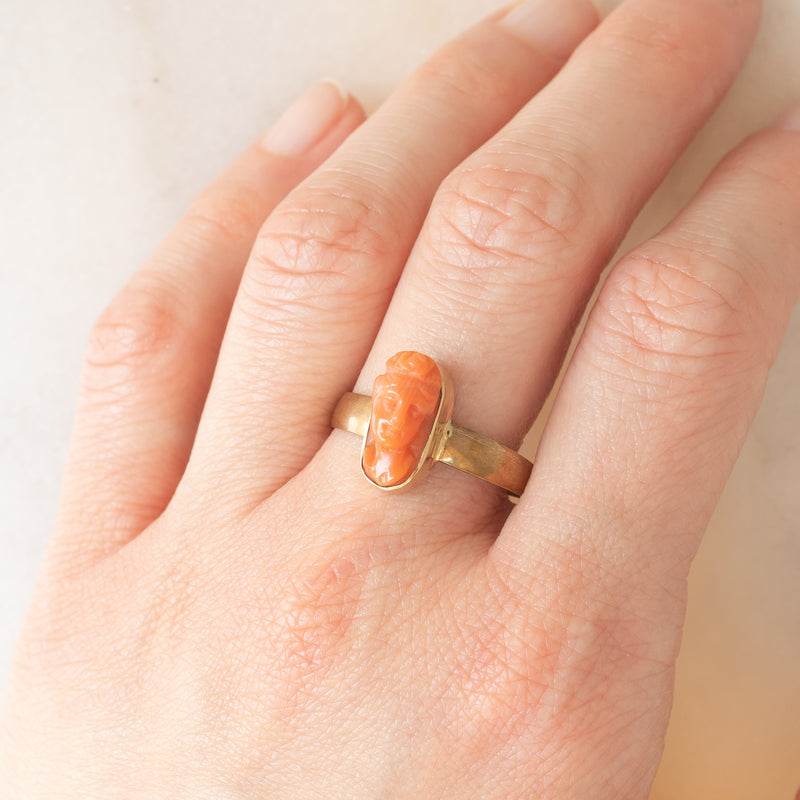 Anello vintage in oro giallo 8K con cammeo su corallo arancione rappresentante viso di donna, anni ‘40/‘50