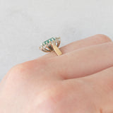 Anello a margherita vintage in oro giallo e bianco 9K con smeraldo (0.70ct ca.) e diamanti (0.20ctw ca.), anni ‘80