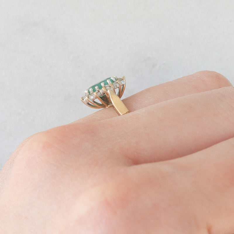 Anello a margherita vintage in oro giallo e bianco 9K con smeraldo (0.70ct ca.) e diamanti (0.20ctw ca.), anni ‘80