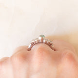 Anello vintage in oro bianco 18K con smeraldo (0.50ct ca.) e diamanti di taglio brillante (0.50ctw ca.)