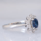 Anello a margherita vintage in platino con zaffiro (0.53ct) e diamanti (0.32ctw), anni ‘90