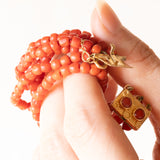 Vintage dreisträngiges Armband aus orangefarbenen Korallenperlen mit Verschluss aus 14 Karat Gelbgold und orangefarbener Koralle, 60er Jahre