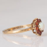 Anello a margherita in oro giallo 9K con opale (0.20ct ca.) e granati (0.30ctw ca.), anno 1977