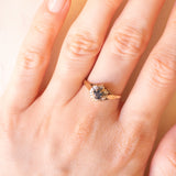 Vintage-Gänseblümchenring aus 9-karätigem Gelbgold mit Saphir (ca. 0.30 ct) und Diamanten (ca. 0.06 ctw), 1980