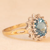Anello a margherita vintage in oro giallo e bianco 9K con topazio azzurro (1.70ct ca.) e diamanti (0.14ctw ca.), anni ‘80