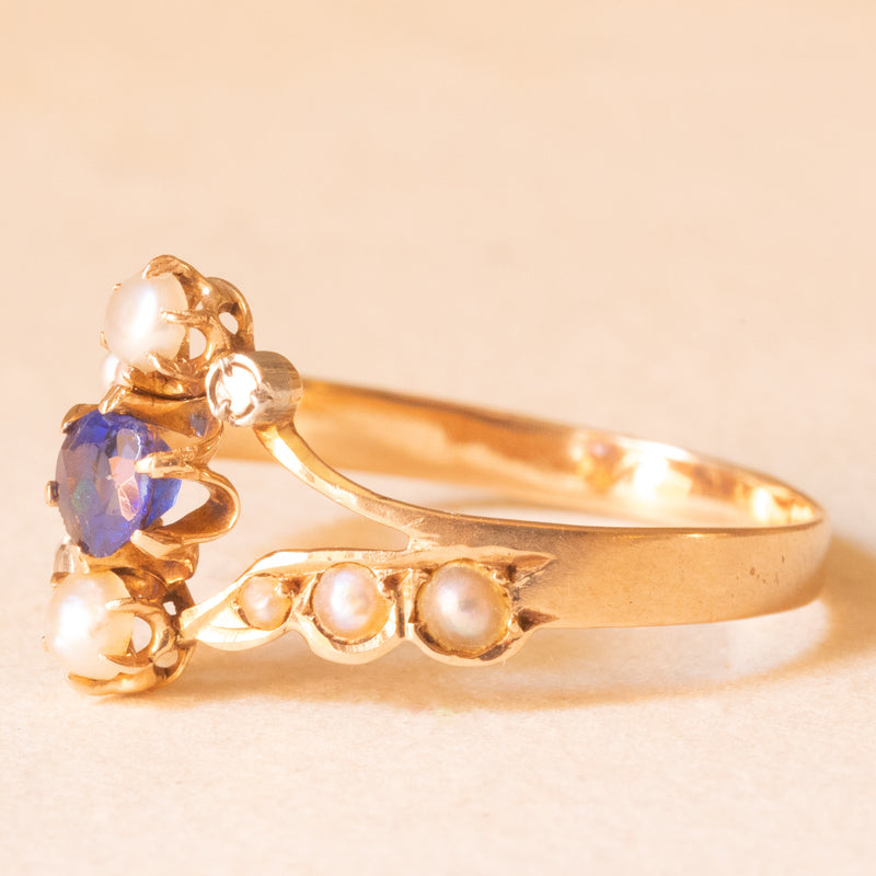 Anello Art Nouveau francese in oro giallo 18K con iolite (0.20ct ca.), diamanti di taglio rosetta e perline bianche, anni ‘10/‘20