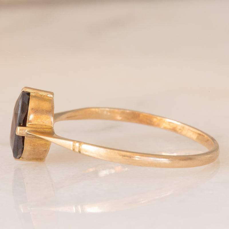 Solitario antico in oro giallo 9K con granato (1.10ct ca.), anni ‘10/‘20
