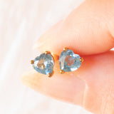 Vintage-Ohrringe mit hellem Herz aus 9-karätigem Gelbgold mit blauem Topas (ca. 1 ctw)