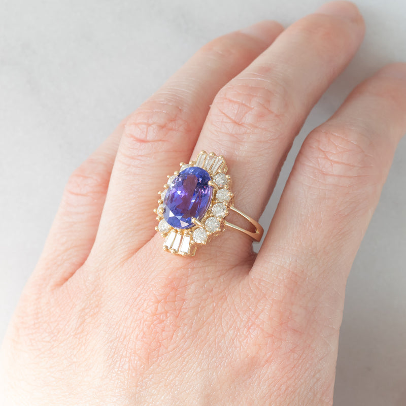 Anello ballerina vintage in oro giallo 14K con tanzanite (5.60ct ca.) e diamanti di taglio brillante e tapered (1.30ctw ca.), anni ‘70/‘80