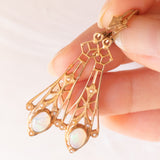Orecchini pendenti vintage in stile Art Nouveau in oro giallo 8K con opali (0.80ctw ca.) e perline bianche