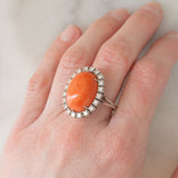 Anel de coquetel vintage em ouro branco 14K com coral laranja e diamantes (aproximadamente 0.80 ct), década de 60.