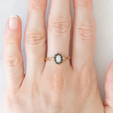 Vintage-Gänseblümchenring aus 9-karätigem Gelbgold mit Opal (ca. 0.15 ct) und Saphiren (ca. 0.20 ctw), Jahr 1986