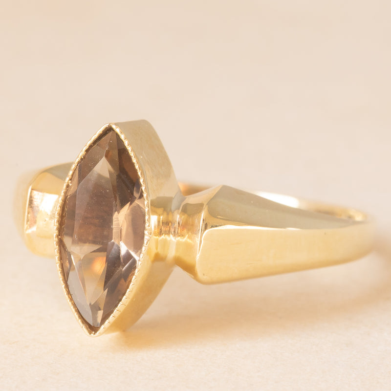 Anello da cocktail a navette vintage in oro giallo 8K con quarzo fumé (1.30ct ca.), anni ‘70