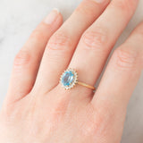 Anello a margherita vintage in oro giallo 9K con topazio azzurro (1.50ct ca.) e diamanti (0.10ctw ca.), anno 1988