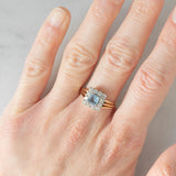 Anillo vintage de oro amarillo y blanco de 14 quilates con margaritas, topacio azul (aprox. 0.70 ct) y diamantes de talla brillante (aprox. 0.48 ct), década de 70/80