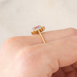 Anello a margherita in oro giallo 9K con zaffiro viola sintetico (0.25ct) e zirconi bianchi