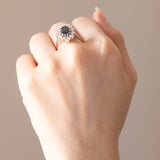 Vintage-Gänseblümchenring aus 14 Karat Weißgold mit Saphiren (ca. 2 ct) und Diamanten im Brillantschliff (ca. 0.80 ctw), 70er Jahre