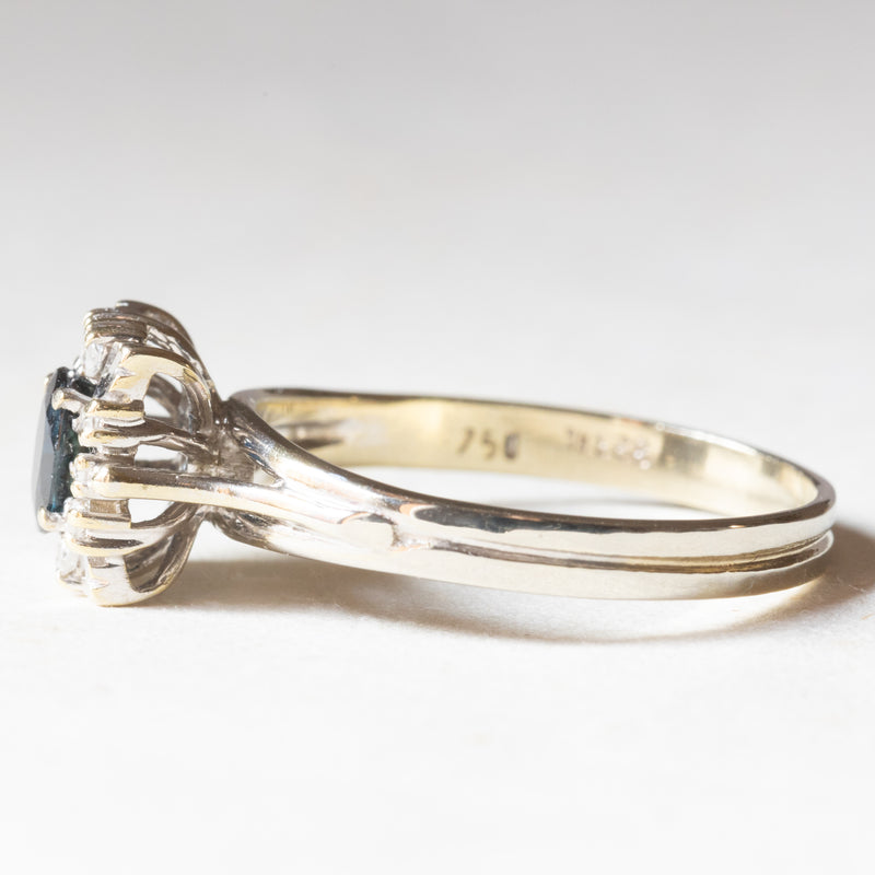 Anello a margherita vintage in oro bianco 18K con zaffiro (0.40ct ca.) e diamanti (0.10ctw ca.), anni ‘70