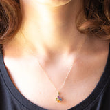 Vintage-Halskette mit Kette aus 9-karätigem Gelbgold und Blumenanhänger aus 9-karätigem Gelbgold mit farbigen Steinen im Herzschliff und Diamanten