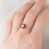 Anello a margherita in oro giallo 9K con opale (0.20ct ca.) e granati (0.30ctw ca.), anno 1977