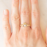 Anello Claddagh vintage in oro giallo e bianco 9K con diamante