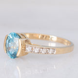 Anello in oro giallo 9K con zircone azzurro (1.63ct) e zirconi bianchi