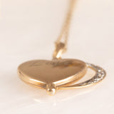 Vintage-Halskette mit Kette aus 9-karätigem Gelbgold und drehbarem herzförmigem Anhänger mit „Love“-Schriftzug aus 9-karätigem Gelbgold mit Diamanten