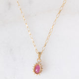 Collana vintage con catenina in oro giallo 9K e con ciondolo a margherita in oro giallo e bianco 9K con rubino (0.40ct ca.) e diamanti