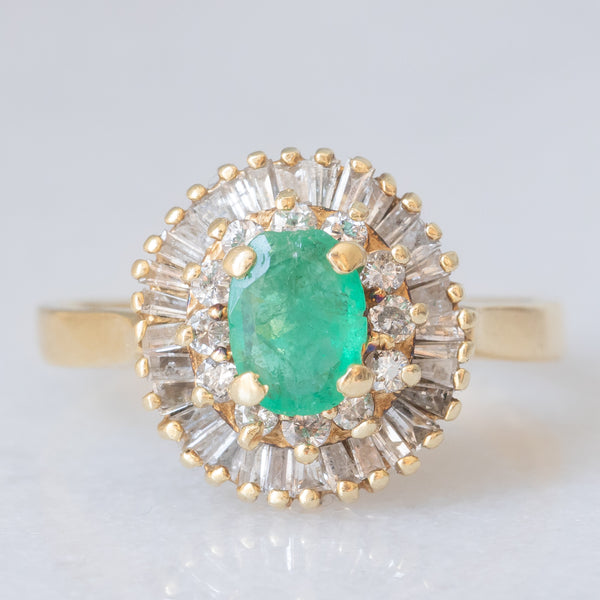 Anello ballerina vintage in oro giallo 14K con smeraldo (0.50ct ca.) e diamanti di taglio brillante e di taglio tapered (0.50ctw ca.), anni ‘70