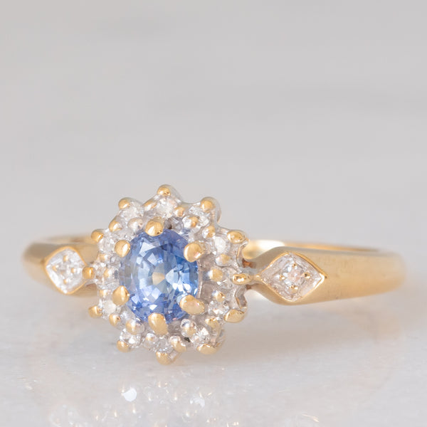 Anello a margherita vintage in oro giallo 9K con zaffiro (0.35ct ca.) e diamanti (0.14ctw ca.), anni ‘80
