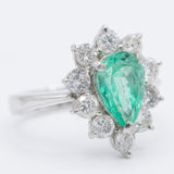 Anello a margherita vintage in platino con smeraldo di taglio a goccia (1.05ct) e diamanti di taglio brillante (1ctw), anni ‘80