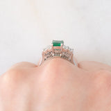 Anello vintage in stile Art Déco in platino con smeraldo (0.80ct) e diamanti (0.49ctw), anni ‘90