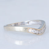 Anello a “V” vintage in oro bianco 9K con diamanti (0.10ctw ca.)