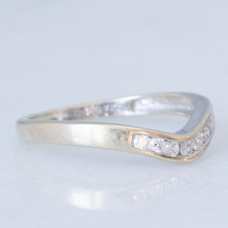 Anello a “V” vintage in oro bianco 9K con diamanti (0.10ctw ca.)