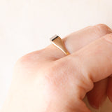 Anello chevalier vintage in oro giallo 9K con onice, anno 1984
