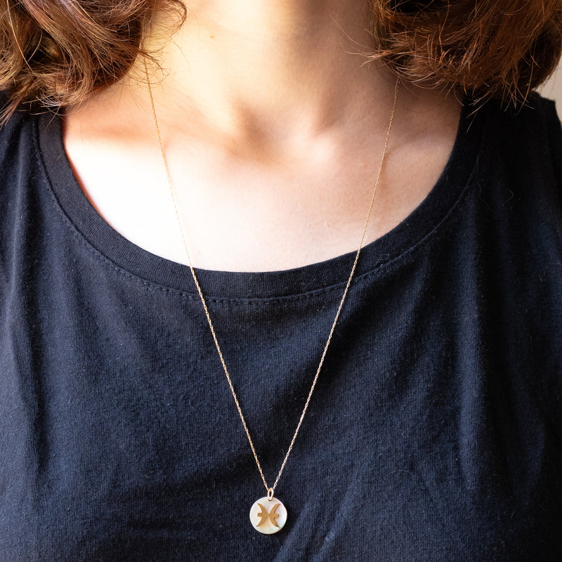 Collana vintage con catenina in oro giallo 9K e con ciondolo in madreperla con simbolo zodiacale dei pesci in oro giallo 9K