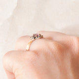 Vintage-Blumenring aus 9-karätigem Gelbgold mit rosa Turmalin (ca. 0.36 ct) und Saphiren (ca. 0.25 ctw)