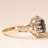 Anello a margherita vintage in oro giallo e bianco 9K con zaffiro (1ct ca.) e diamanti (0.10ctw ca.), anno 1991