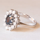 Vintage-Gänseblümchenring aus 14 Karat Weißgold mit Saphiren (ca. 2 ct) und Diamanten im Brillantschliff (ca. 0.80 ctw), 70er Jahre