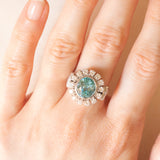 Vintage-Gänseblümchen-Ring aus 18 Karat Weißgold mit hellblauem Zirkon (ca. 4.50 ct) und Diamanten (ca. 0.84 ctw)